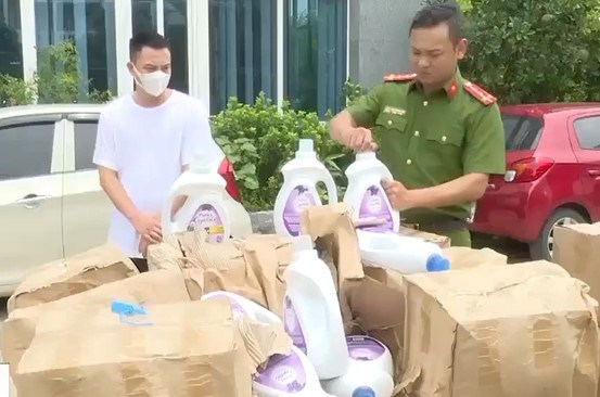 Tăng cường ngăn chặn hành vi đánh tráo hàng thật, nhồi hàng giả vào xe vận chuyển hàng hoá tạm nhập tái xuất. (30/6/2023)